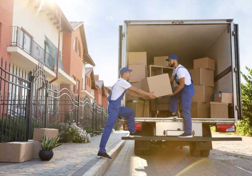 Déménageurs en train de remplir un camion