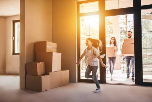 Famille arrivant dans une nouvelle maison